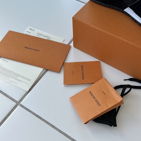 Louis Vuitton RUN AWAY SNEAKER size 39 and 8 USA - Picture 6 of 11